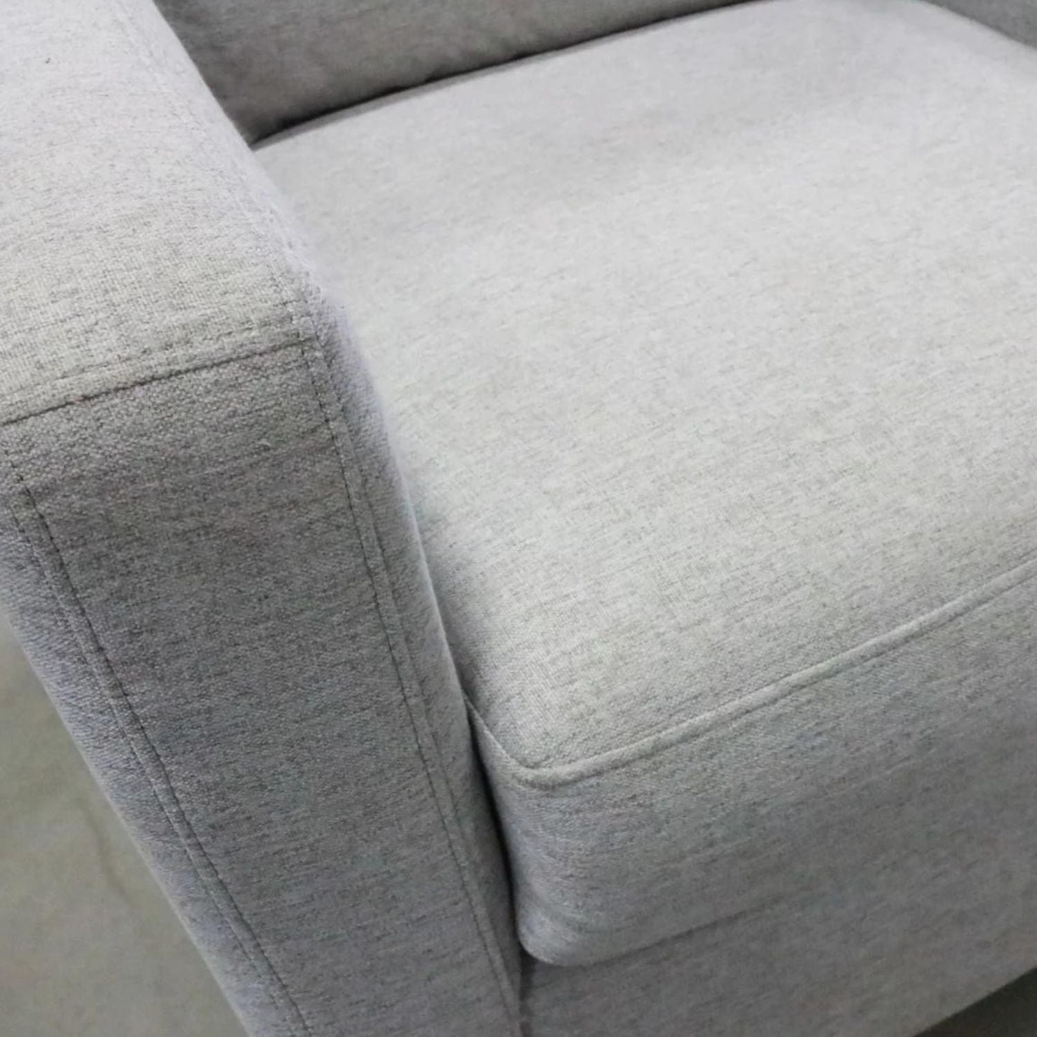 Chaise Minhas Laurent en tissu fumé