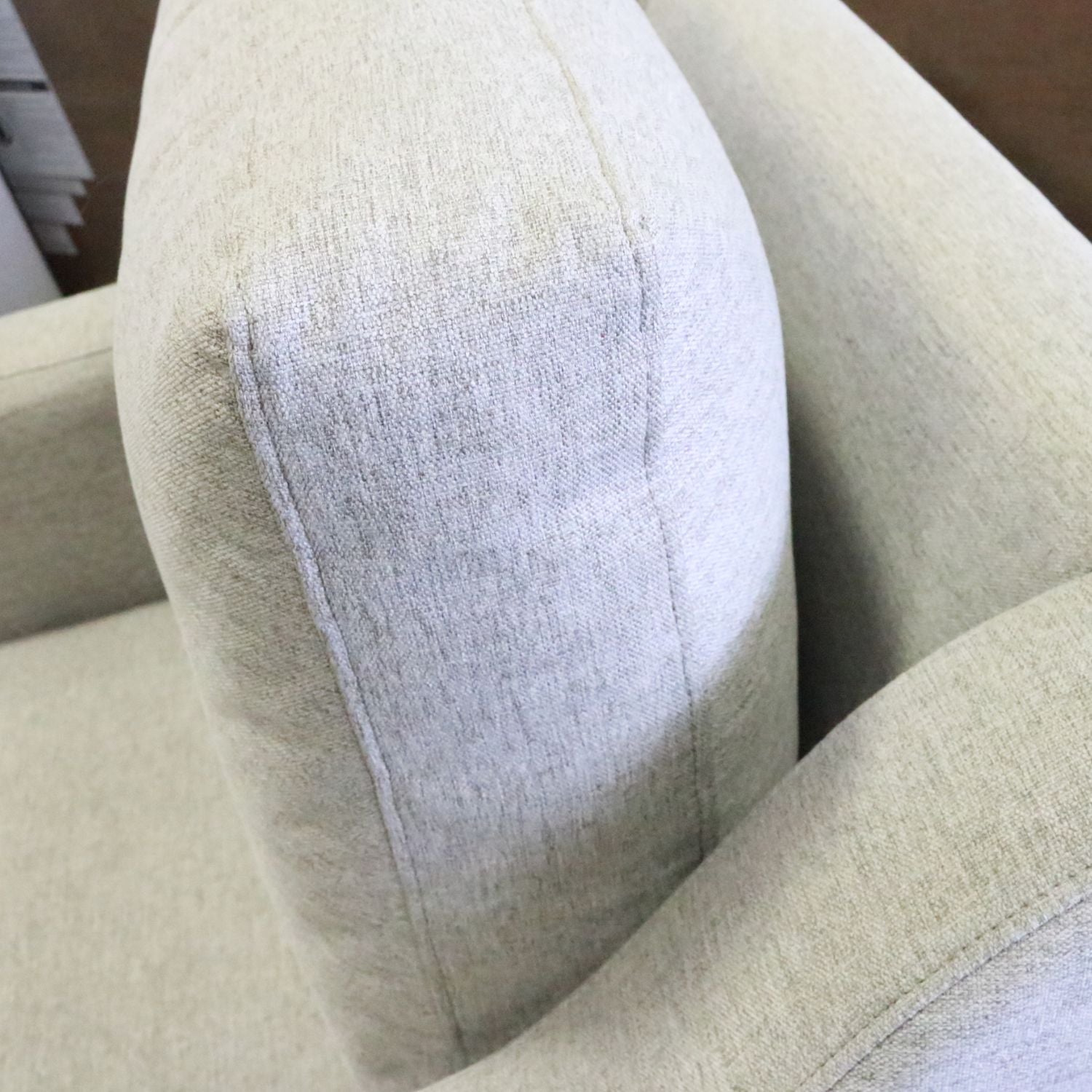 Chaise Minhas Laurent en tissu fumé