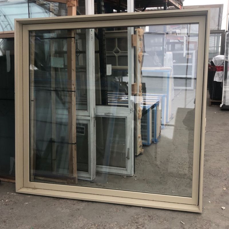 Fenêtre beige 73" x 68" 1/2