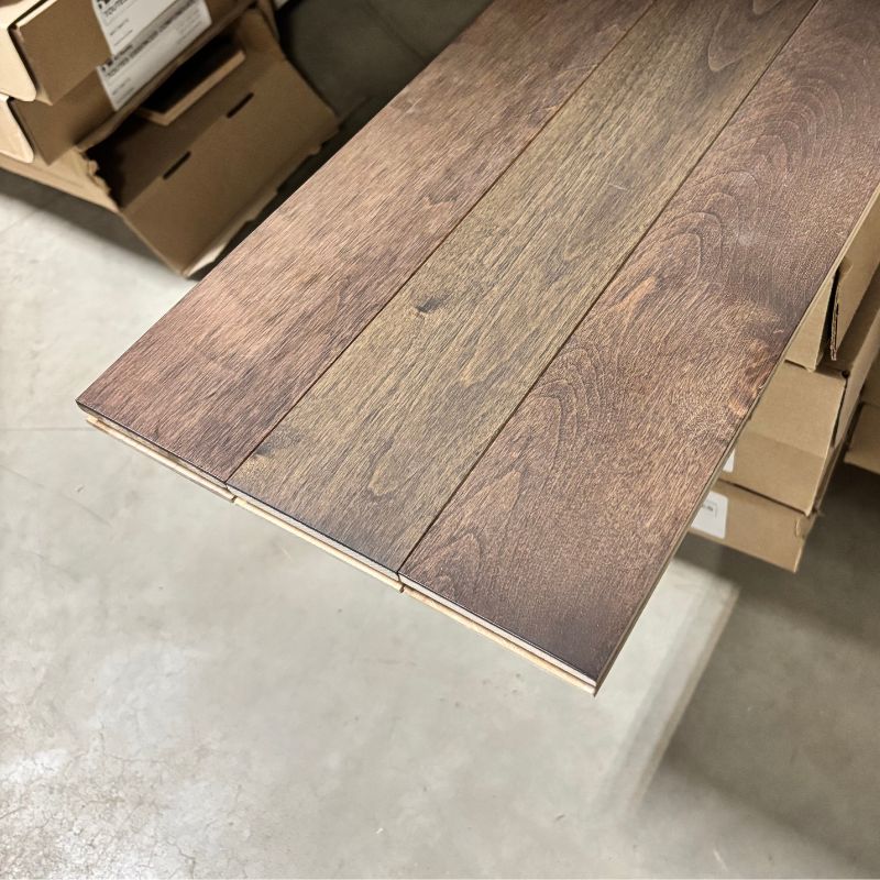 Plancher bois franc verni foncé - 3¼"