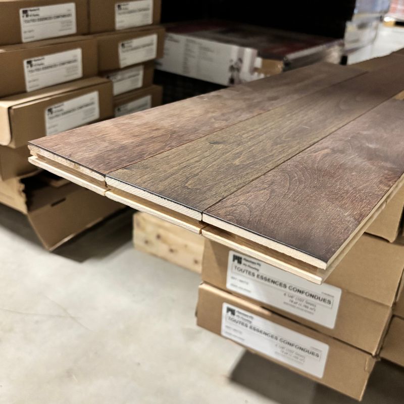 Plancher bois franc verni foncé - 3¼"